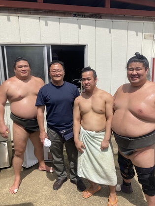 左から朝玉勢、私、朝氣龍、朝志雄。（撮影時、朝走雷は親方のお世話で不在）